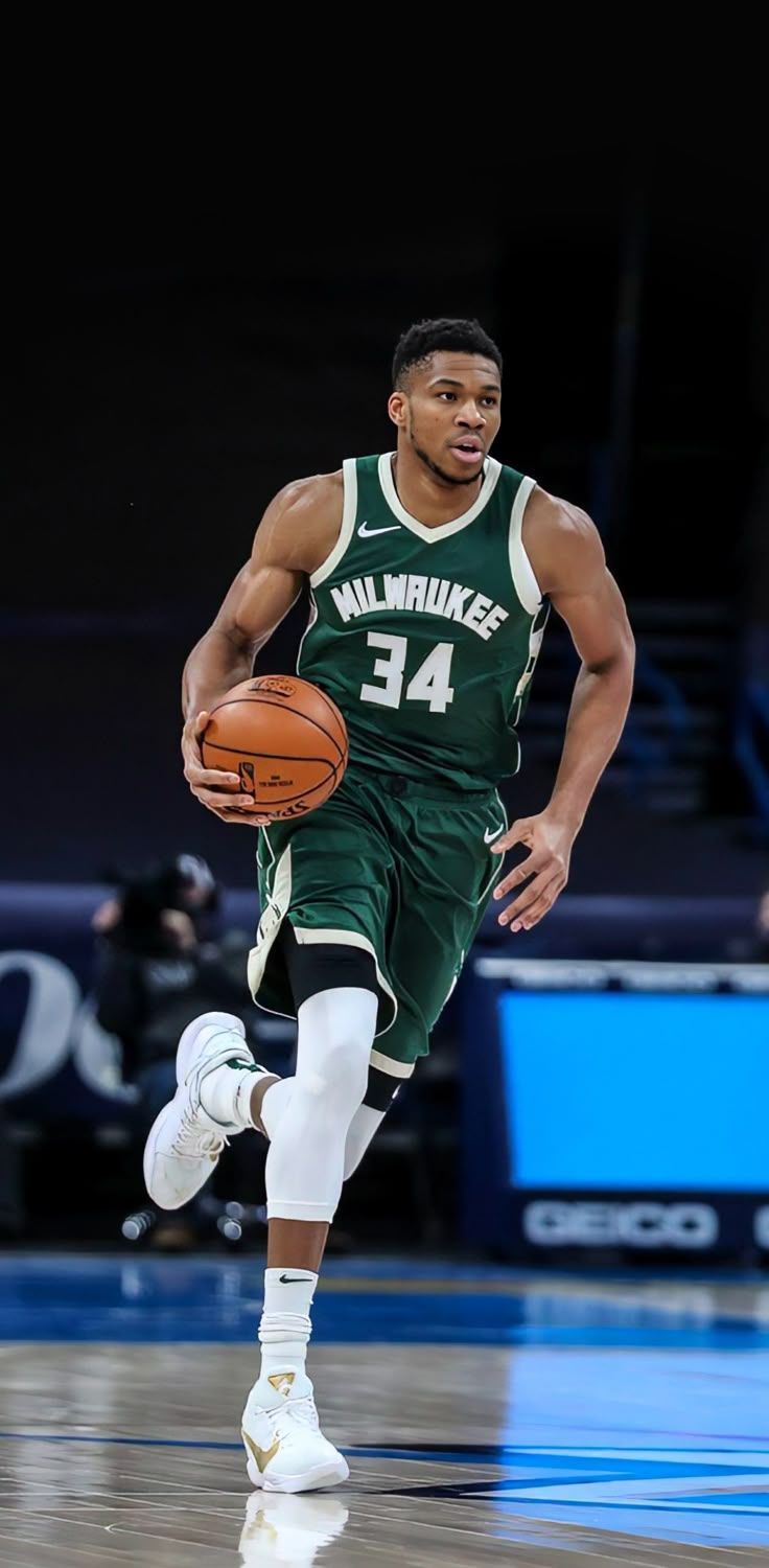 Giannis Antetokounmpo Arka Planı